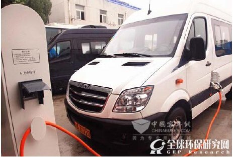 海格小海星纯电动物流车与公司的充电桩相配套