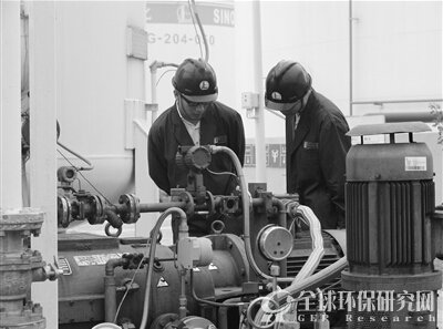 图为VOCs治理技术需方企业在中国石化山东石油分公司济南油库参观油气回收装置。